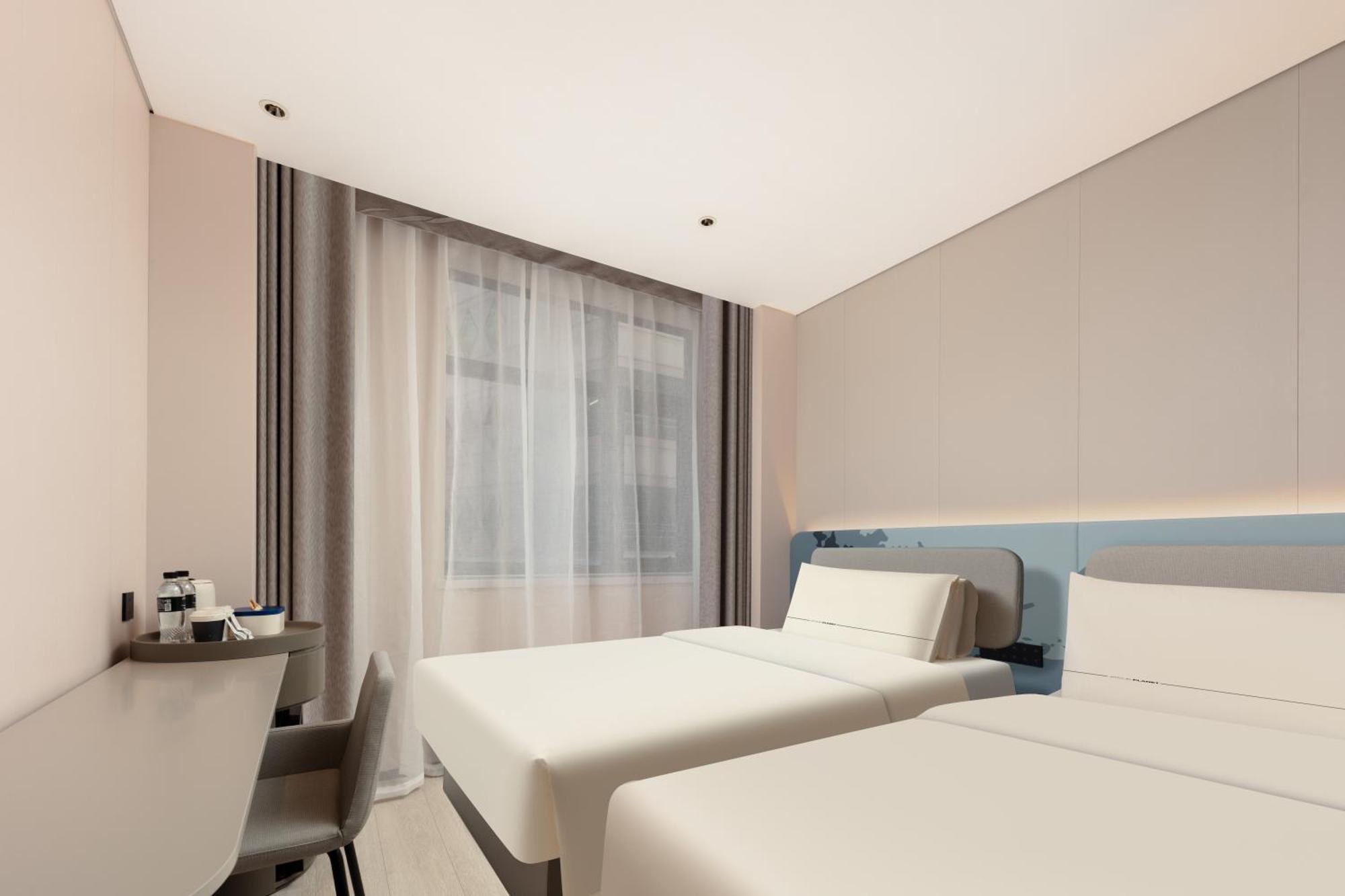 Hotel Atour Light On The Bund Nanjing Road -freemini Bar And Free Night Snacks