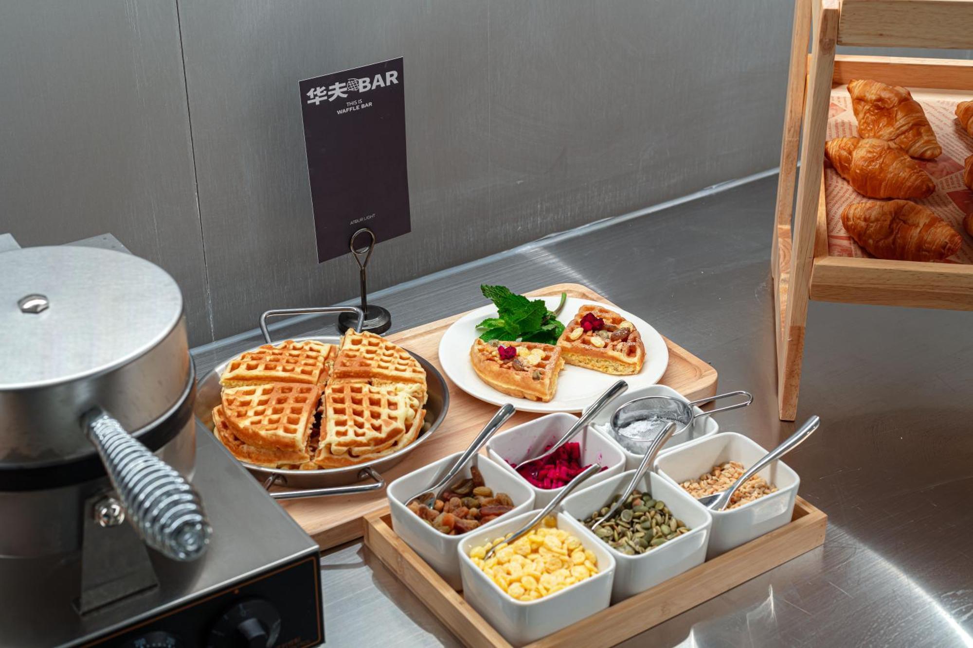 Hotel Atour Light On The Bund Nanjing Road -freemini Bar And Free Night Snacks