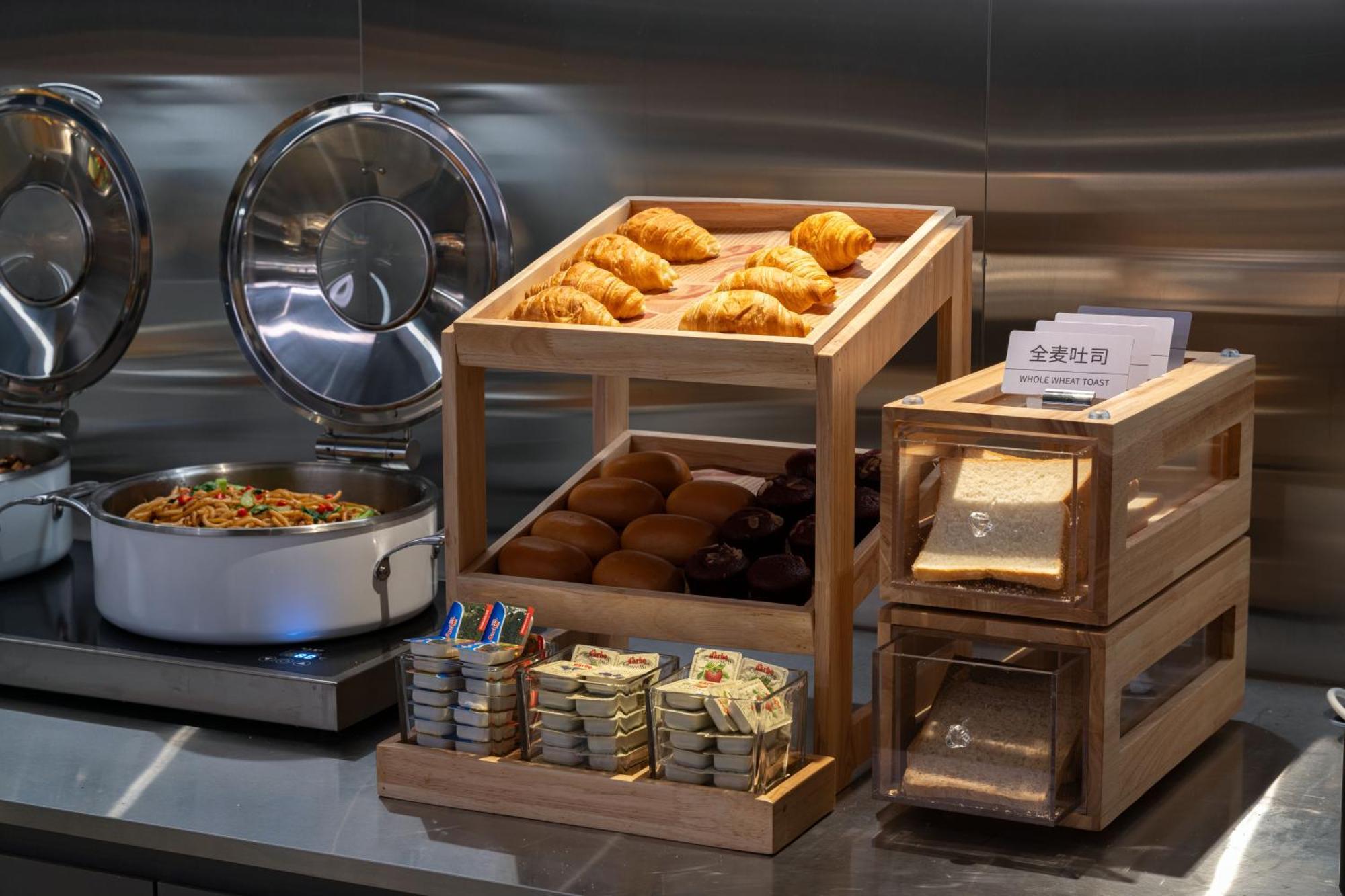 Hotel Atour Light On The Bund Nanjing Road -freemini Bar And Free Night Snacks